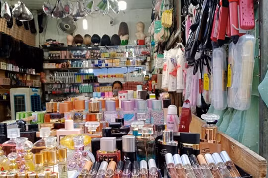 Nước hoa giả “đội lốt” hàng chính hãng tràn ngập các kênh trực tuyến, chợ đêm
