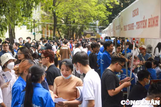 Hà Nội: Đông đảo phụ huynh, học sinh đến ngày hội tư vấn tuyển sinh, hướng nghiệp
