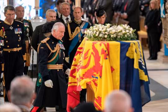 Quan tài Nữ hoàng Elizabeth II được chuyển đến London