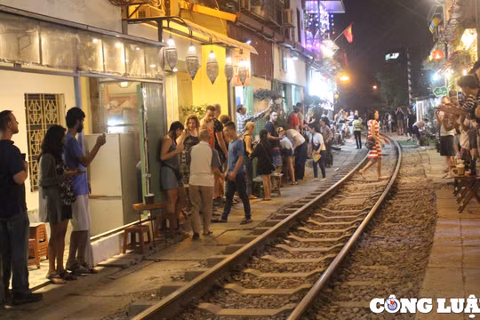 Hà Nội cần xử lý dứt điểm tình trạng bán hàng, chụp ảnh trên đường sắt