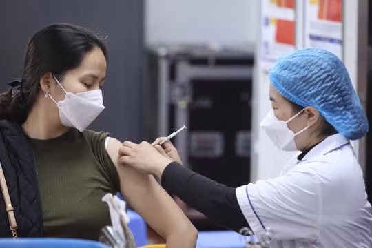 Mỗi ngày có 2.900 ca mắc, Bộ Y tế đề nghị đẩy nhanh tiêm vaccine phòng Covid-19 mũi 3, mũi 4