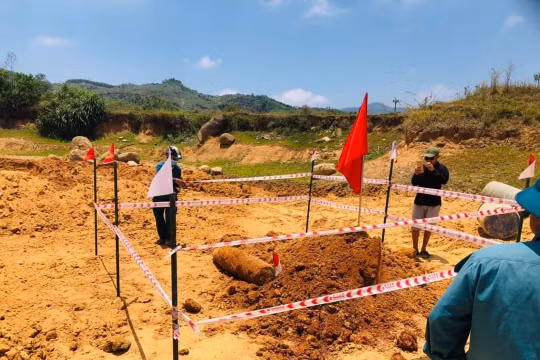 Phát hiện quả bom nặng hơn 200 kg khi thi công đập