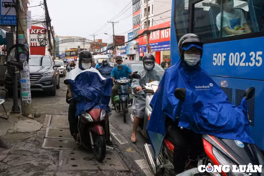 TP. HCM: Kẹt xe triền miên, đoạn đường Lê Văn Việt 1,5 km vẫn ì ạch chậm mở rộng