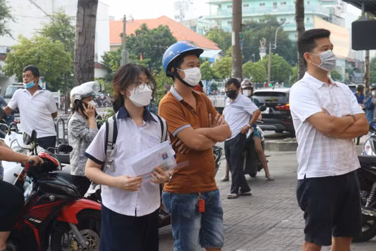 Nhiều phụ huynh ở TP. HCM đã sớm kiếm trường THPT 'giữ chỗ' cho con
