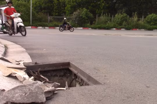 Phố Sa Đôi (Hà Nội): Nguy hiểm "trực chờ" từ hố ga mất nắp