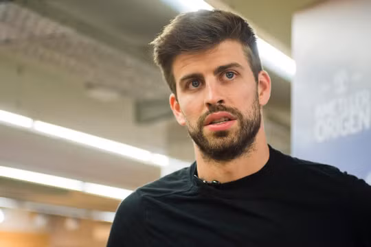 Pique bị phát hiện cặp kè cùng gái lạ sau chia tay Shakira