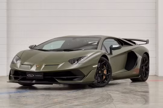 Lamborghini Aventador SVJ sở hữu màu sơn xanh quân đội Verde Tritont được bán đấu giá