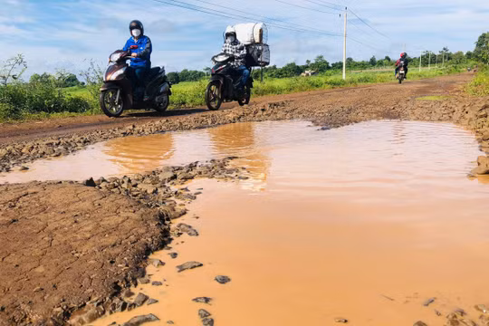 Gia Lai: Xe chở cát “cày nát” đường liên xã, dân khốn khổ luồn lách tránh hố nước sâu