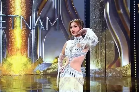 Đoàn Thiên Ân diễn đầm dạ hội cut-out ở Miss Grand