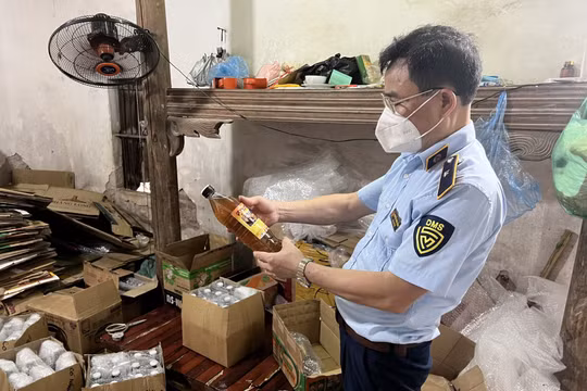 Hà Nội: Bắt quả tang cơ sở sản xuất hơn 2.000 lít mật ong giả