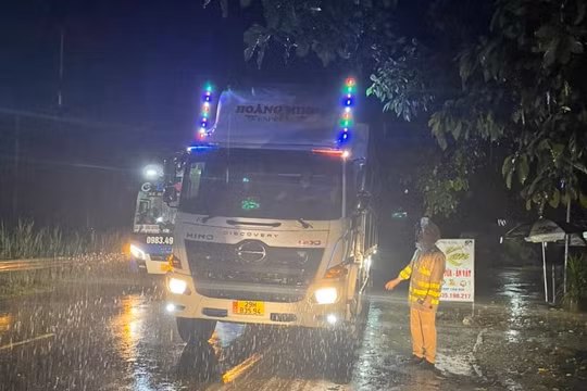 Trắng đêm phân luồng trên đường Hồ Chí Minh