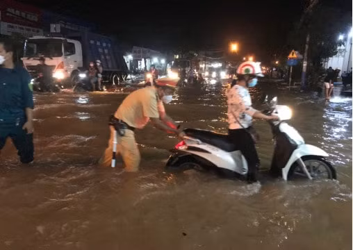 Cảnh sát giao thông Cần Thơ hỗ trợ người dân khi triều cường dâng cao