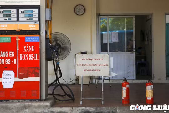 Hà Nội: Người dân ùn ùn đi đổ xăng, cây xăng treo biển "dừng bán hàng"