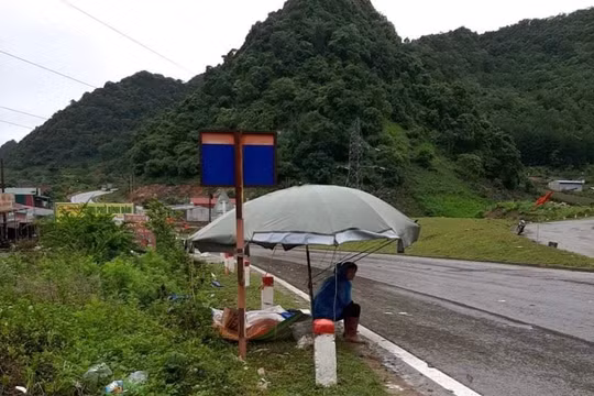 Sơn La: Va chạm giữa xe tải và xe máy, 2 người tử vong