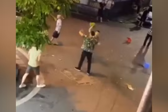 Công an xác minh, làm rõ việc hai người nước ngoài ẩu đả với nhiều người Việt ở phố cổ Hà Nội