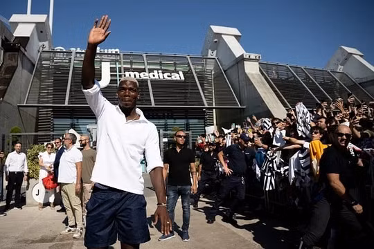 Pogba được chào đón như người hùng khi trở lại Juventus