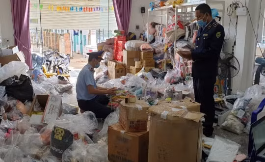 Chủ shop vô tư livestream buôn bán hàng hóa không rõ nguồn gốc