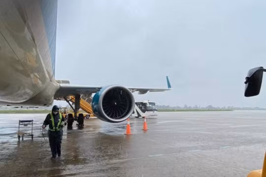Nhiều cảng hàng không đóng cửa, chuyến bay bị hủy do bão Noru