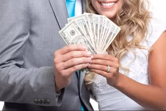 Lạm phát gia tăng, cặp đôi tại Mỹ xin khách mời tặng tiền mặt, nhờ bố mẹ hỗ trợ tổ chức đám cưới