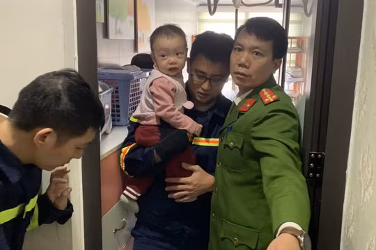 Giải cứu cháu bé 1 tuổi bị kẹt ngoài ban công chung cư
