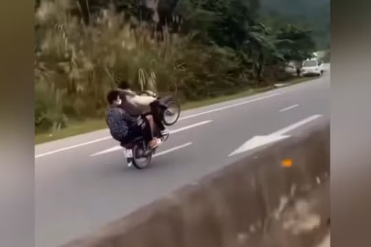 3 "quái xế" bốc đầu xe máy, liều lĩnh đi ngược chiều