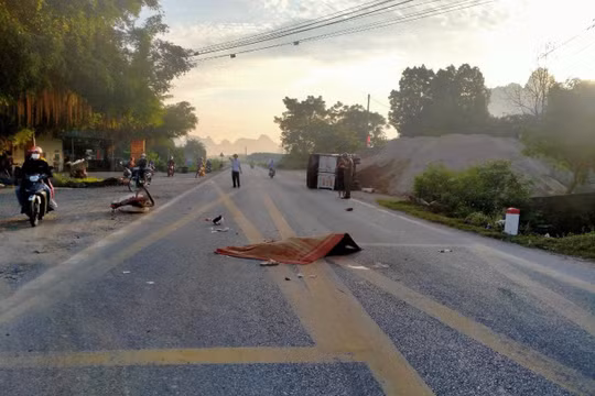 Va chạm với xe tải trên đường Hồ Chí Minh, một người tử vong