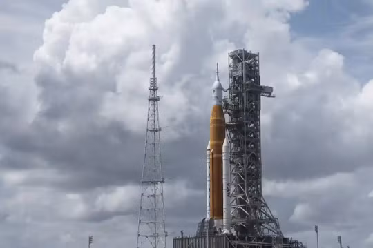 NASA sẽ phóng lại tên lửa lên mặt trăng vào thứ Bảy