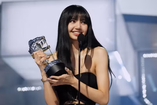 Lisa - từ con ghẻ thành idol nổi tiếng nhất Kpop