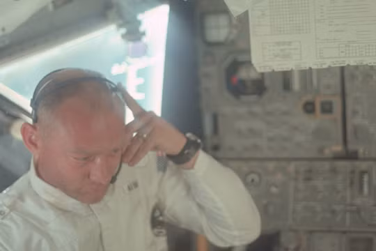 Buzz Aldrin bán đấu giá chiếc áo mặc trên mặt trăng, có thể thu về 2 triệu USD