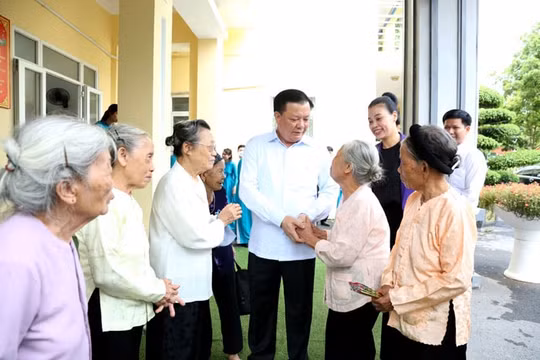 Bí thư Hà Nội thăm, tặng quà tri ân người có công với cách mạng, thân nhân liệt sỹ