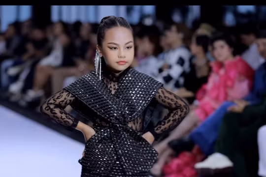 Chân dung mẫu nhí Việt tự tin sải bước trên sàn diễn Vietnam International Fashion Week