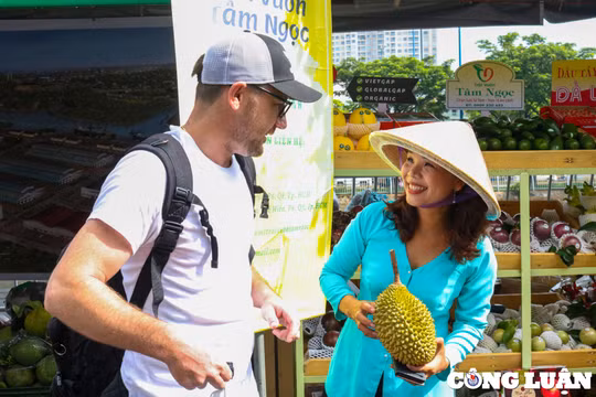 Rộn ràng khai mạc tuần lễ trái cây “Trên bến, dưới thuyền” tại TP. HCM