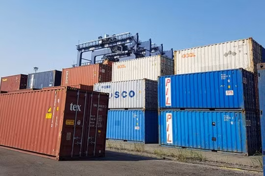 Gỡ vướng để xử lý hàng ngàn container phế liệu tại cảng biển TP. HCM