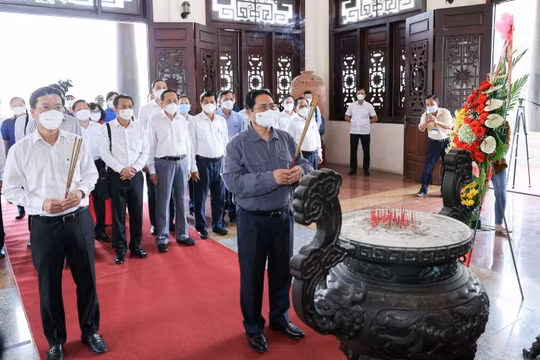 Thủ tướng dâng hương tưởng niệm đồng chí Phạm Hùng và đồng chí Võ Văn Kiệt