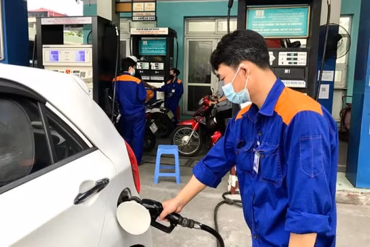 Giá xăng tiếp tục tăng thêm 500 đồng/lít, đạt "đỉnh" lịch sử