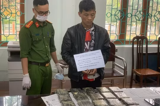 Phá thành công chuyên án, bắt giữ đối tượng mua bán trái phép 20 bánh heroin