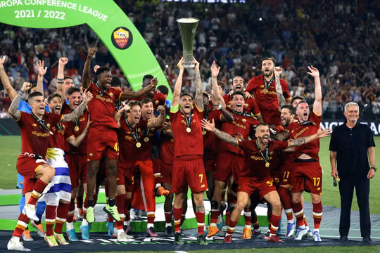 HLV Mourinho đi vào lịch sử bóng đá châu Âu