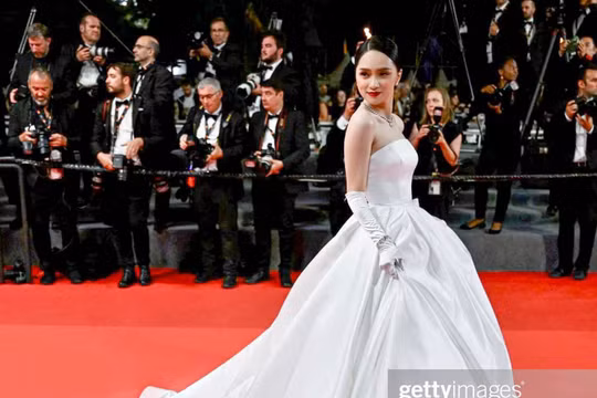 Hoa hậu Hương Giang lộng lẫy tại thảm đỏ Liên hoan phim Cannes