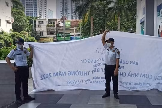 Hà Nội: Nam thanh niên rơi từ tầng 3 chung cư xuống đất