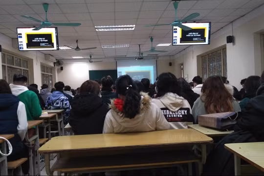 Nhiều trường đại học đón sinh viên đi học trở lại vào hôm nay