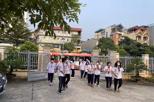 Hà Nội: Công an tổ chức xe đưa đón gần 100 học sinh đến điểm cấp Căn cước công dân