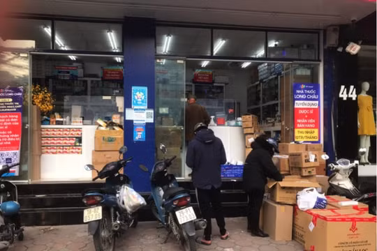 Người dân nghĩ gì về quy định cần “điều kiện” để có thể mua Molnupiravir?