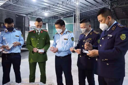 Hà Nội: Phát hiện lô kit test nhanh không rõ nguồn gốc cực lớn, trị giá 10 tỷ đồng