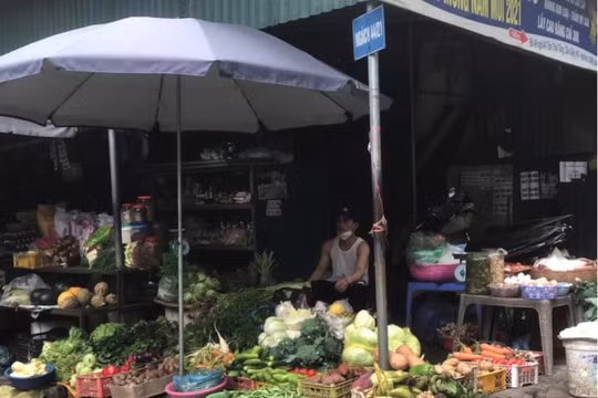 “Thắt lưng buộc bụng” trong cơn “bão giá”
