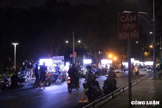 Bất chấp biển cấm, xe hàng rong vẫn đậu tràn lan ra đường