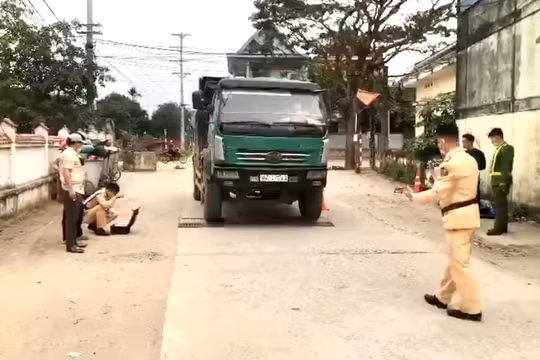 Công an Thanh Hoá mở đợt ra quân xử lý về xe quá tải
