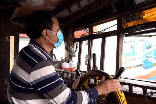 Xăng dầu tăng giá, ngư dân gặp khó