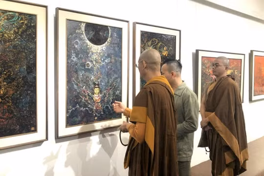 Triển lãm mỹ thuật ‘Sen đầu hạ’ chào mừng Đại hội Phật giáo toàn quốc