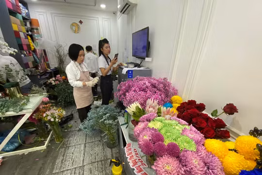 Hoa làm quà 20/10: Nhiều bó vài chục triệu, có hoa 1 triệu/cành vẫn có người mua
