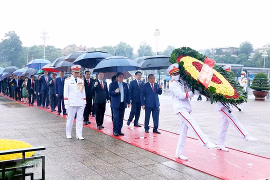 Các đại biểu Quốc hội vào Lăng viếng Chủ tịch Hồ Chí Minh